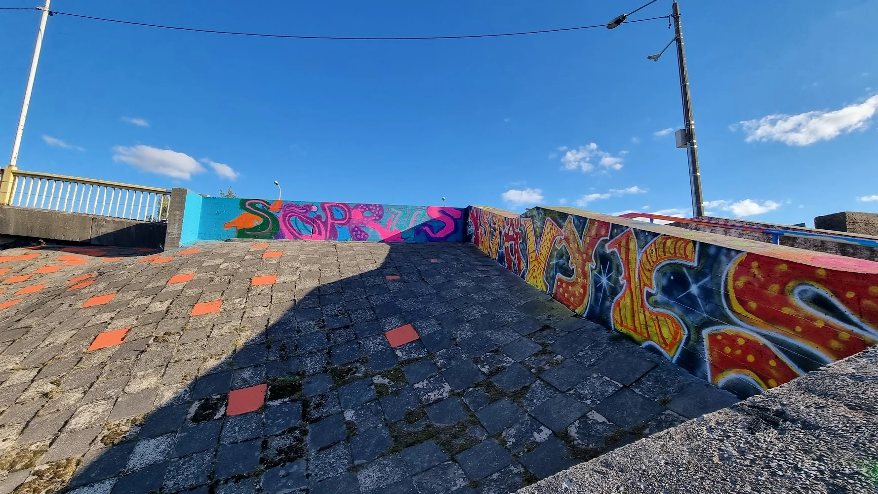 Eesti ja Soome noorte koostöös tehti Sõpruse sillaalune värvikirevaks